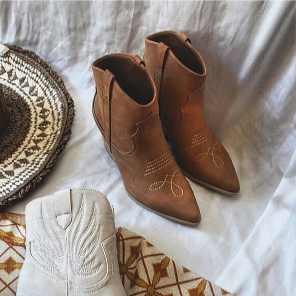 🚨FEW PAIRS LEFT// Camel Western style boot soft vegan leather - Picture 5 of 10